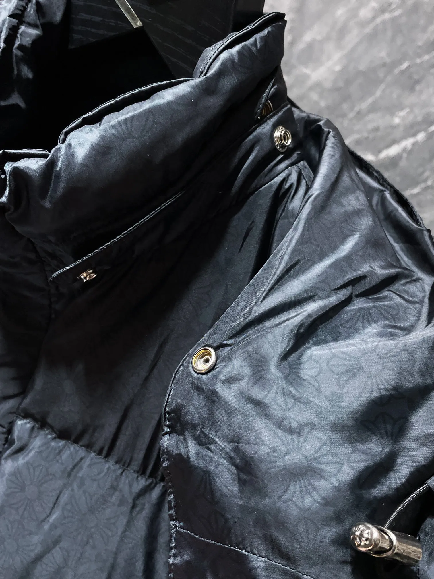 P700 Chrome Hearts ❄️Winter Down Jacket Series❄️ Chrome Hearts Dark Pattern Series Hooded Down Jacket is on sale simultaneously at the counter❤The hood is removable! The best Guangzhou national standard 90 velvet on the market! ! The world’s highest fluffiness of 900D! ! High standard and sufficient down filling! ! Exterior windproof and waterproof dark pattern custom fabric, interior high-grade dark pattern lining fabric to prevent lint, original hardware molding, exquisite craftsmanship details, casual or formal wear ✨ slim fit and not bloated Recommended color: Customized dark pattern flower series Code number: S, M, L, XL